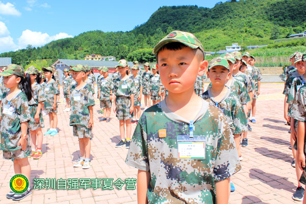 军事夏令营：培养童年的勇敢战士